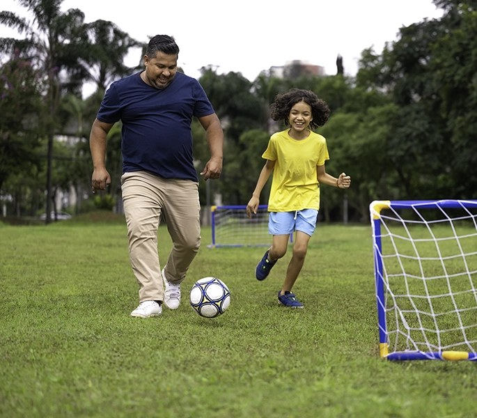 homem jogando futebol com a filha