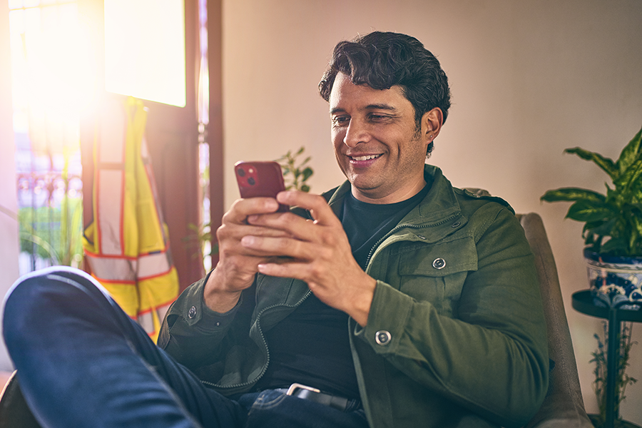 homem checando o celular